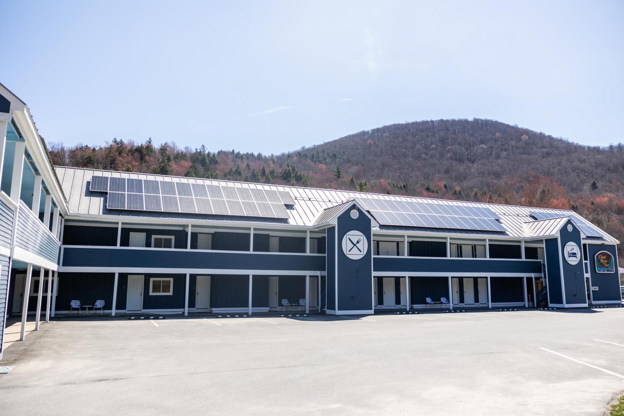 Clear River Inn And Tavern Pittsfield Exterior photo